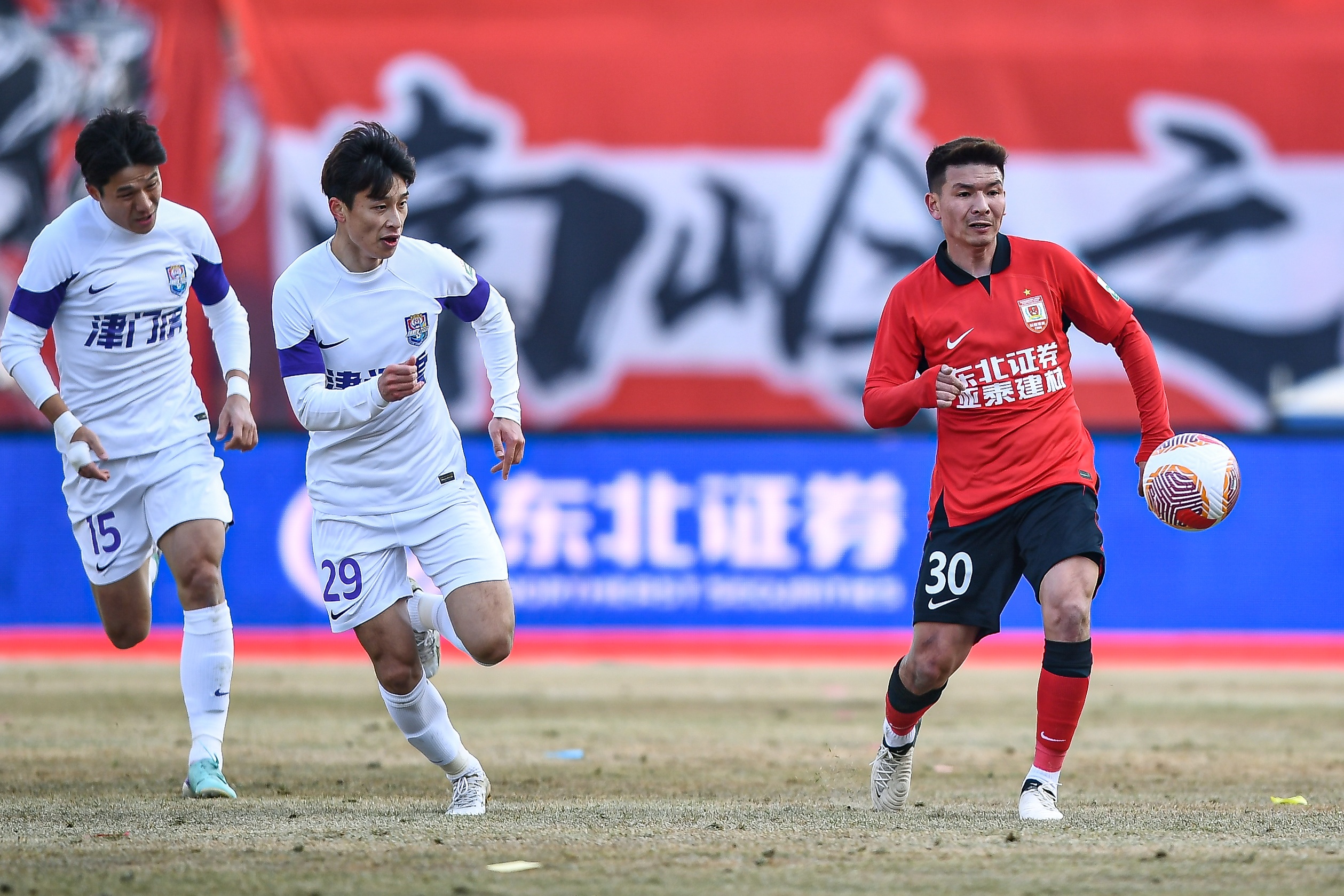 記者：津門(mén)虎熱身賽2-1戰(zhàn)勝亞泰，哈達(dá)斯和王秋明進(jìn)球